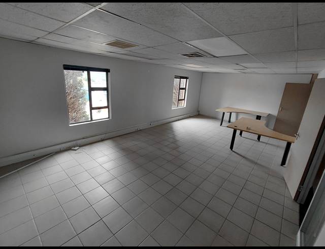 202M² OFFICE TO LET IN FOURWAYS